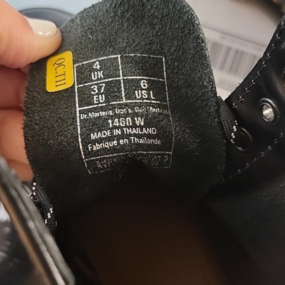 Dr. MARTENS HIGH TOP, SIZE 6 US - Picture 5 of 6